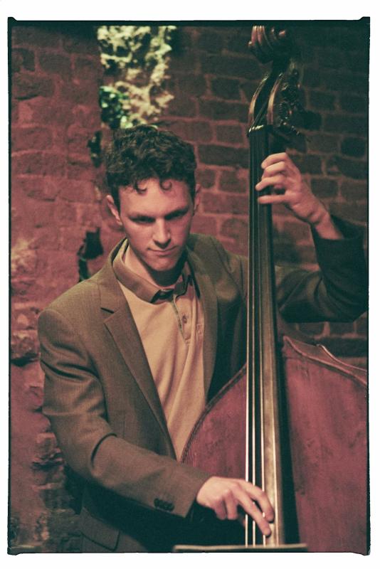 Ruben Verbeeck speelt contrabas